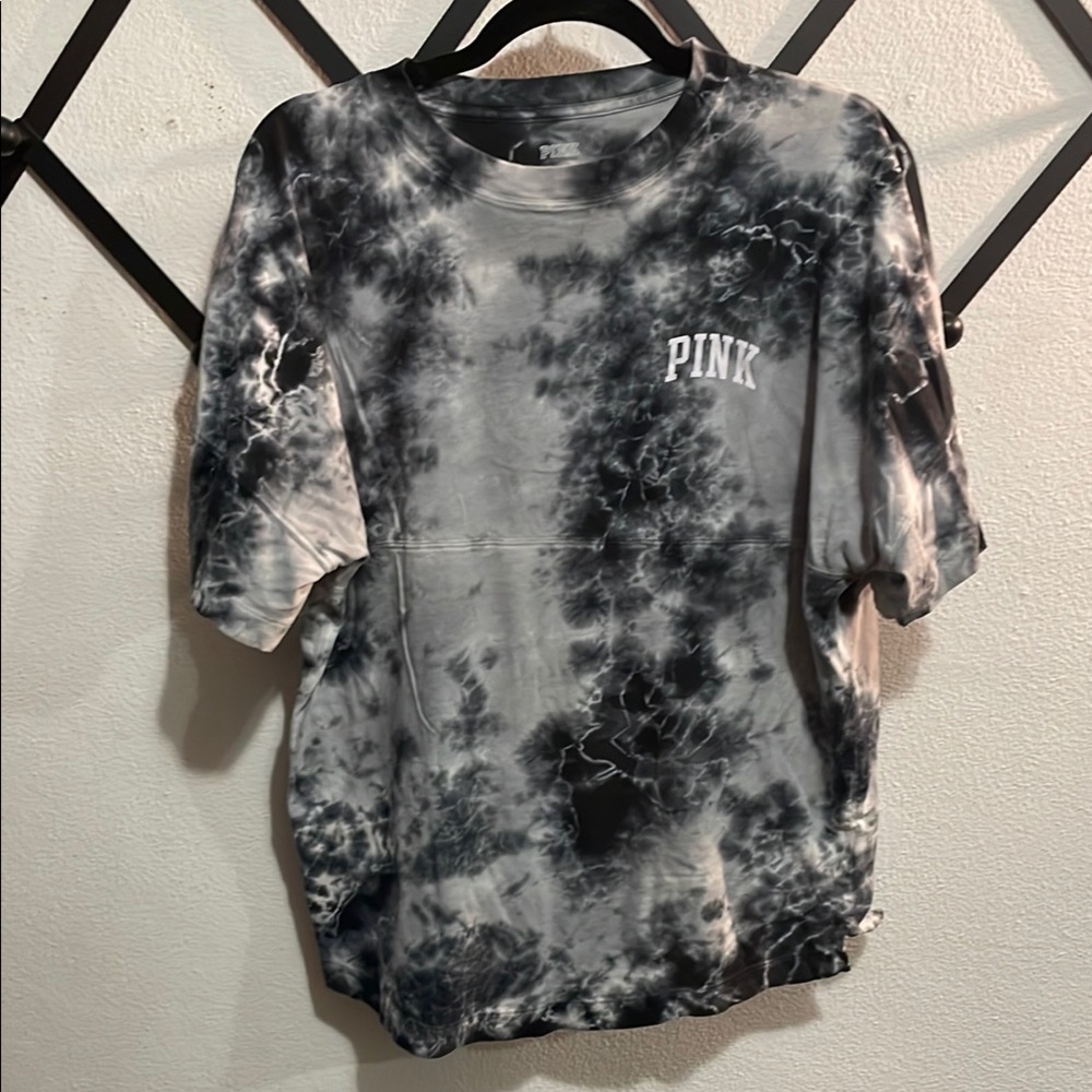 Vs pink campus tee